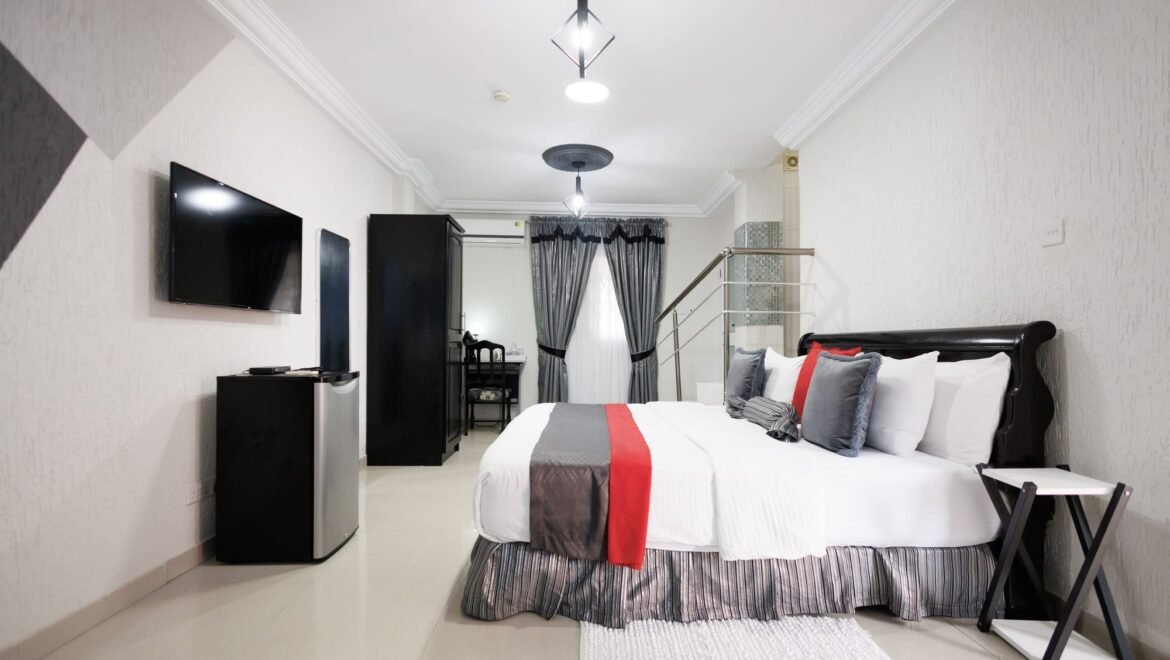 grey-red-executive-queen-bed-hotel-osu